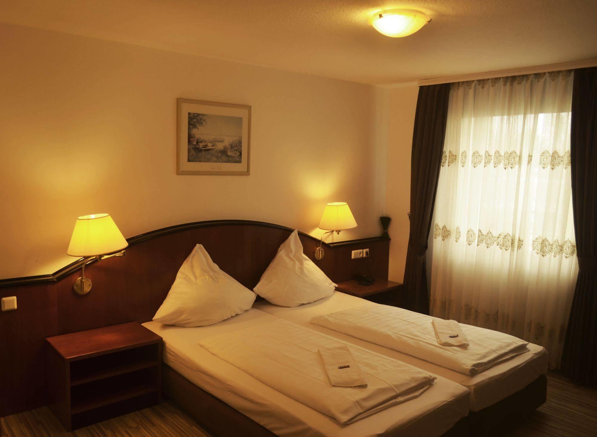 As Hotel Göttingen Eksteriør billede